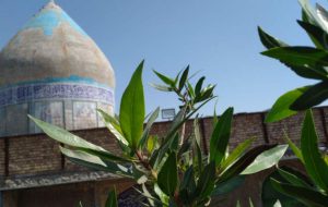 دلربایی گنبد فیروزه‌ای در دل کوه‌های شهرستان قلعه گنج