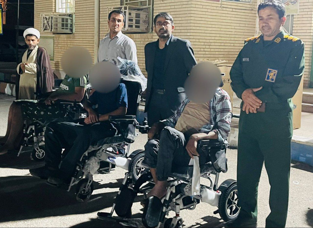 ۷ دستگاه ویلچر برقی به معلولان رودباری اهدا شد
